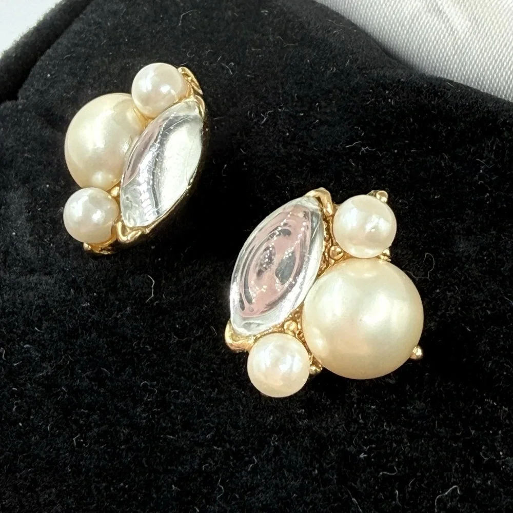 Signed Trifari Vintage Cluster Pearl Stud Earrings Pierced Gold‎ Tone Glam